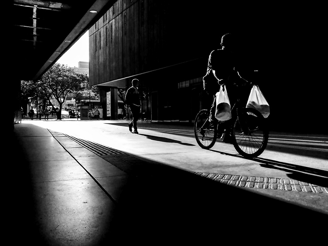 Carlos Arrubla-Delivery man between the contrast